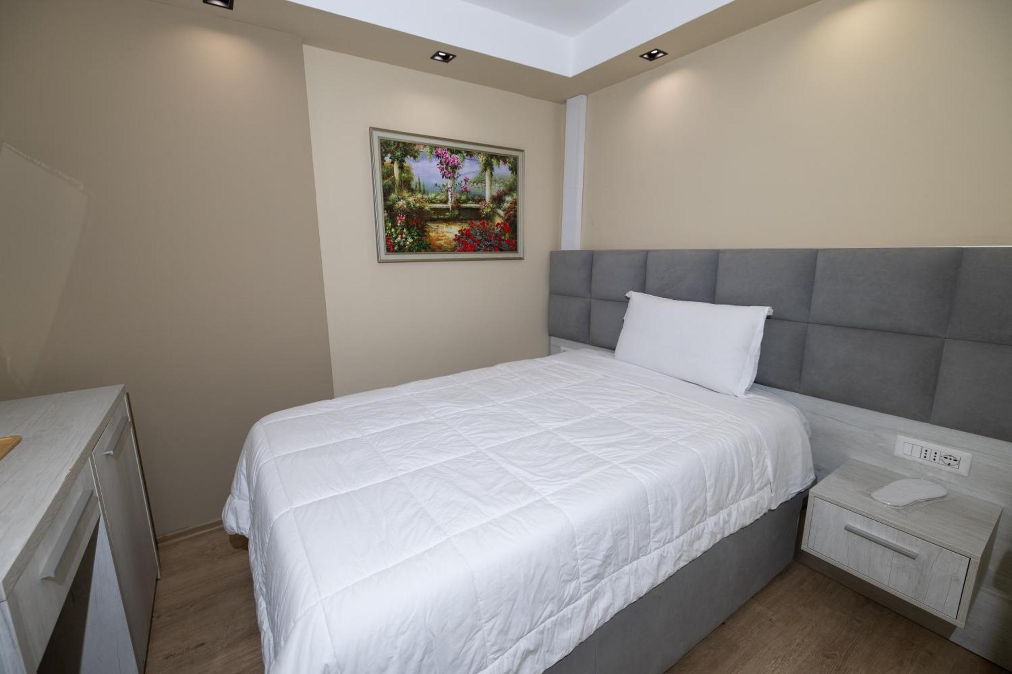 4R Colombo Hotel Tirana Exteriör bild