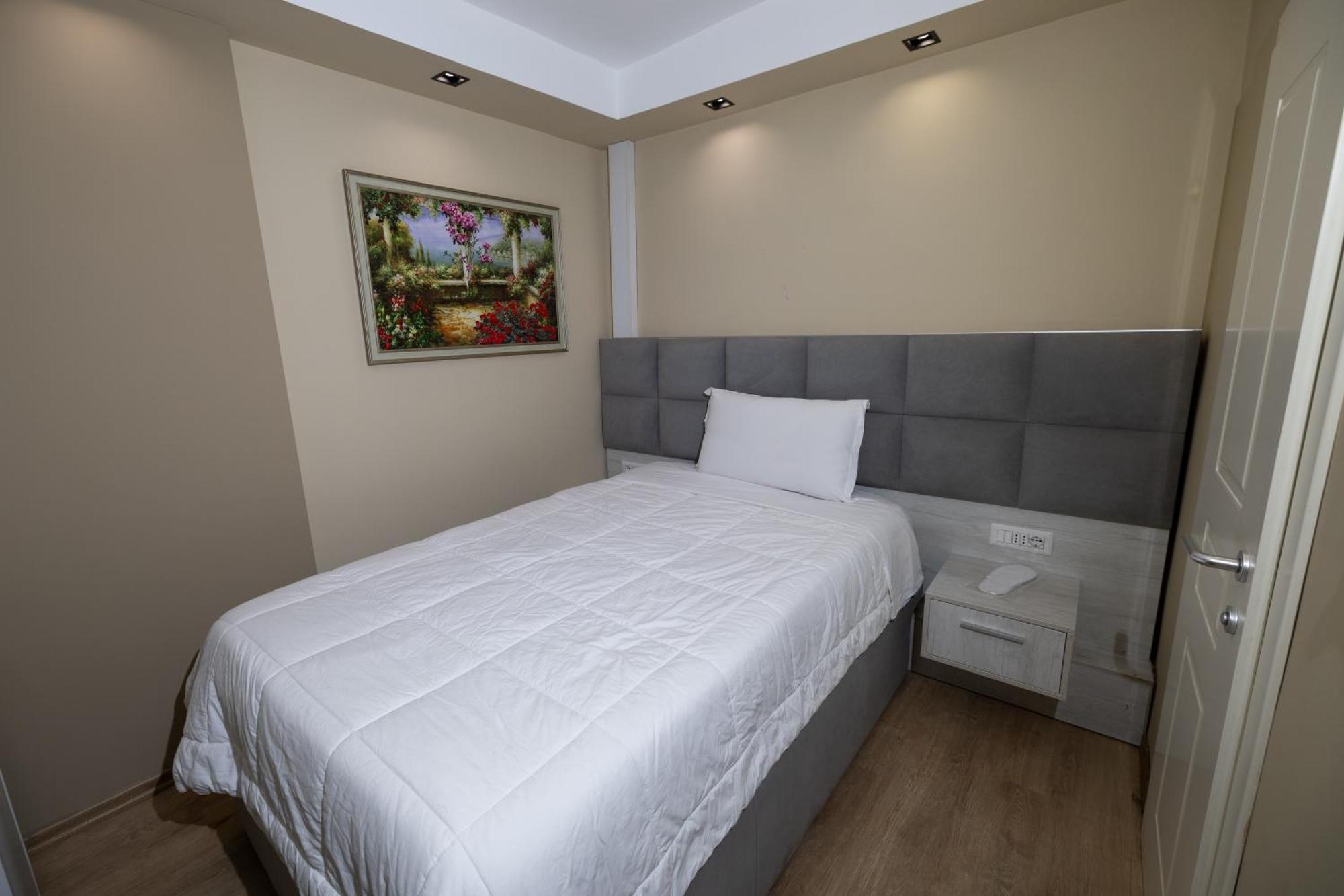 4R Colombo Hotel Tirana Exteriör bild