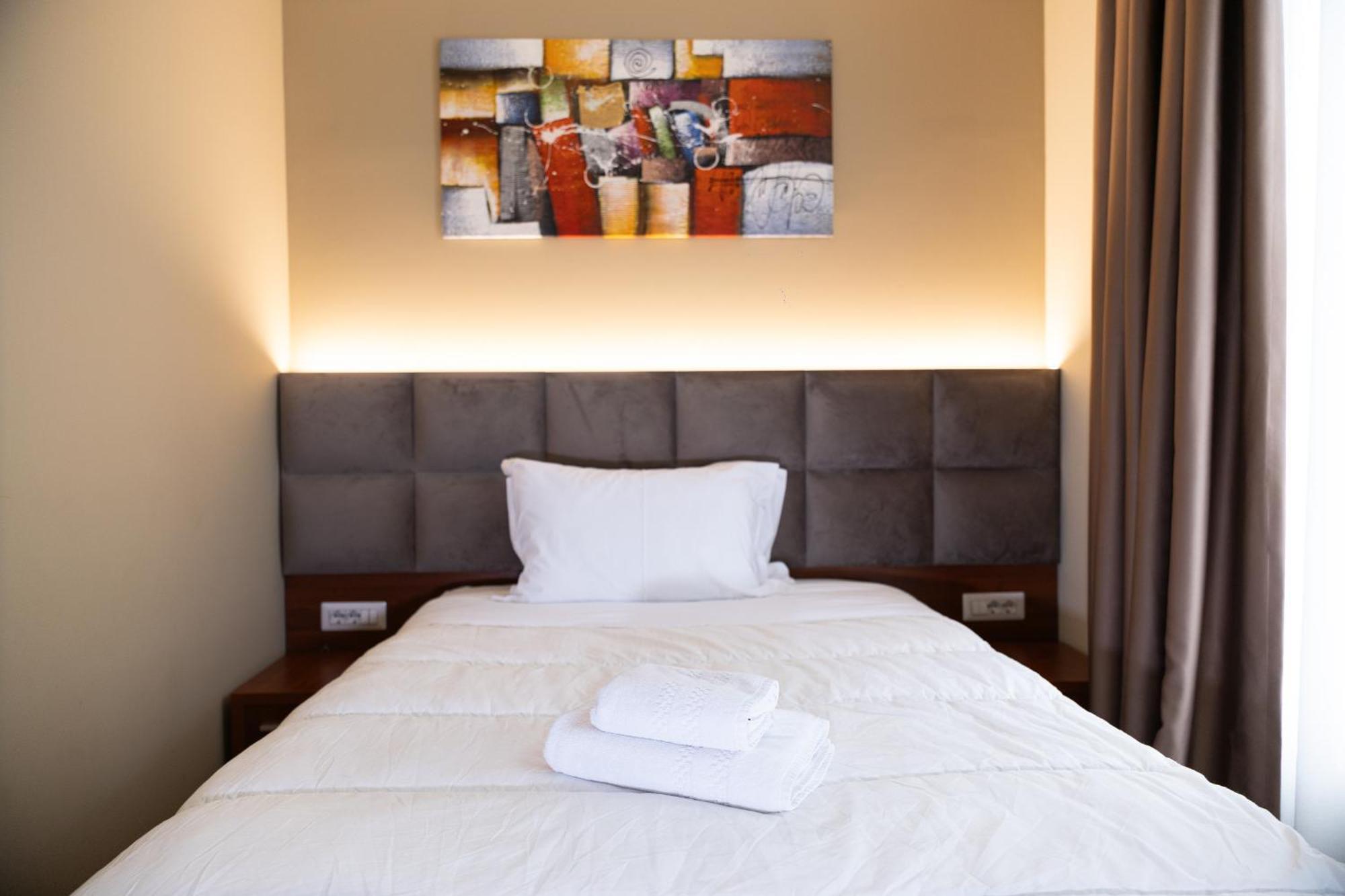 4R Colombo Hotel Tirana Exteriör bild